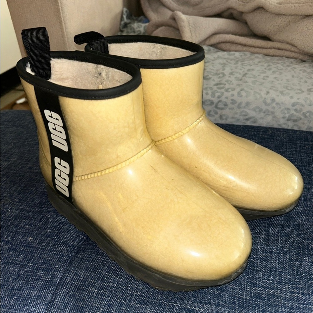 Women’s size 6 Uggs.
